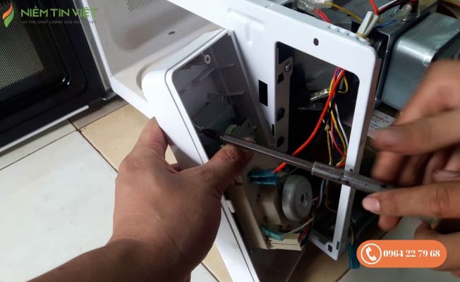 Lò vi sóng bị liệt phím bấm