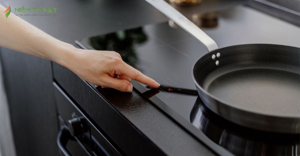 bếp từ bị nứt mặt kính có sao không